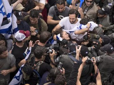 معاريف: إسرائيل على حافة حرب أهلية وهناك أزمة تتعلق بشخص نتنياهو