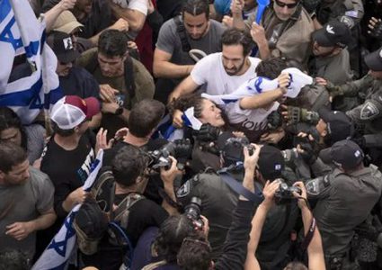 معاريف: إسرائيل على حافة حرب أهلية وهناك أزمة تتعلق بشخص نتنياهو