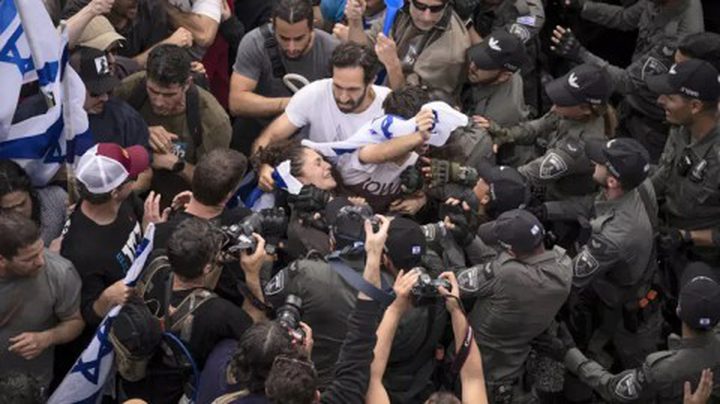 معاريف: إسرائيل على حافة حرب أهلية وهناك أزمة تتعلق بشخص نتنياهو