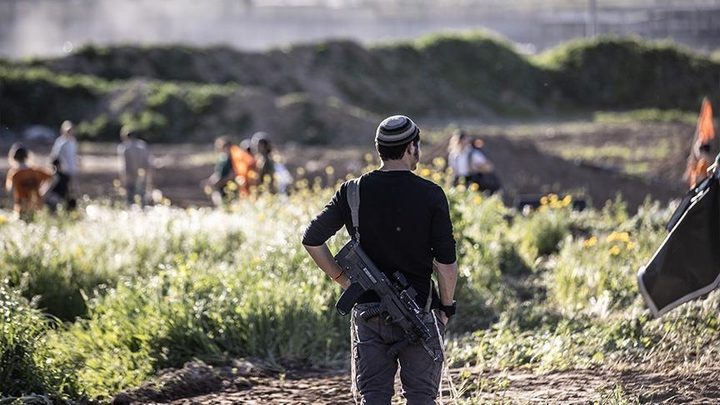 مستوطنون يهاجمون منازل مواطنين ويطلقون الرصاص في بيت أمر