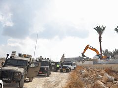 الاحتلال يعتقل نحو 50 مواطنا ويحول منازل إلى ثكنات ويغلق قرى شمال غرب القدس
