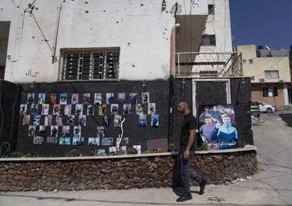 الاحتلال يشدد إجراءاته في جنين ويهدم نصباً تذكارياً ويزيل صور شهداء