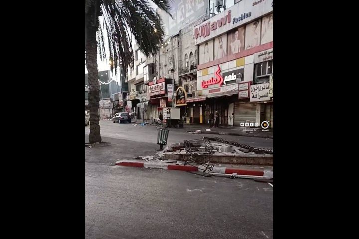 الاحتلال يعتقل مواطنين ويهدم نصب تذكارية لشهداء في نابلس ويفرض حظرا للتجول