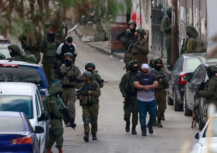 قوات الاحتلال تشن حملة مداهمات واعتقالات واسعة في قرى وبلدات شمال غرب القدس