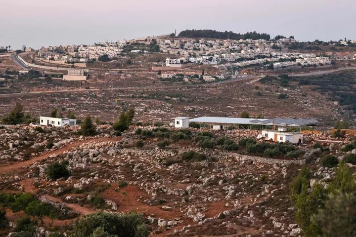 مستوطنون يقيمون بؤرة استيطانية جديدة على أراضي بلدة سالم شرق نابلس
