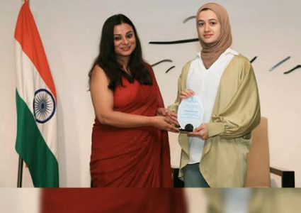 الطالبة في جامعة النجاح سوار سكر تفوز بمسابقة غاندي جايانتي 2026