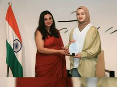 الطالبة في جامعة النجاح سوار سكر تفوز بمسابقة غاندي جايانتي 2026