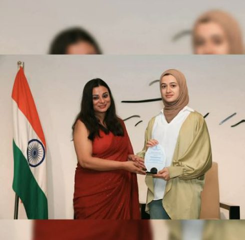 الطالبة في جامعة النجاح سوار سكر تفوز بمسابقة غاندي جايانتي 2026