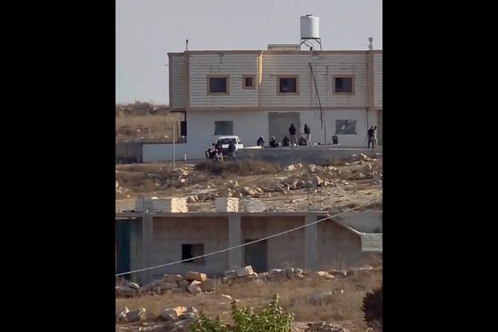 مستوطنون يحاصرون منزلا في وادي الرخيم ويؤيدون بناء بؤرة استيطانية