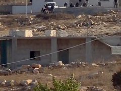 مستوطنون يحاصرون منزلا في وادي الرخيم ويؤيدون بناء بؤرة استيطانية