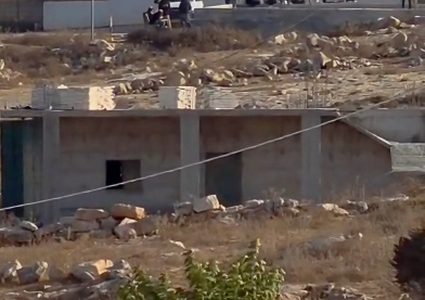 مستوطنون يحاصرون منزلا في وادي الرخيم ويؤيدون بناء بؤرة استيطانية