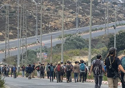 مستوطنون إرهابيون يقتحمون سردا وحي الريحان شمال رام الله