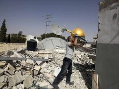 الاحتلال يجبر مقدسياً على هدم منزله ذاتياً في بيت حنينا بحجة عدم الترخيص