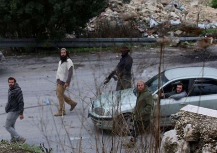 مستوطنون يهاجمون مركبات المواطنين بالحجارة شمال شرق رام الله