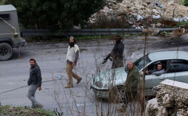 مستوطنون يهاجمون مركبات المواطنين بالحجارة شمال شرق رام الله