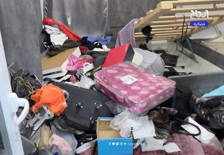 آثار التخريب في منزل مدير بلدية العيزرية عطا ياسين جبر، ومنازل شقيقيه ووالدته، عقب اقتحامها من قوات الاحتلال فجر اليوم، والاعتداء عليه بالضرب.