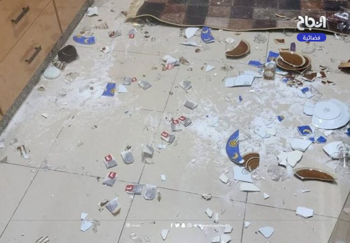 آثار التخريب في منزل مدير بلدية العيزرية عطا ياسين جبر، ومنازل شقيقيه ووالدته، عقب اقتحامها من قوات الاحتلال فجر اليوم، والاعتداء عليه بالضرب.