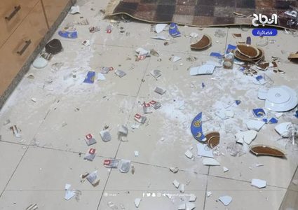آثار التخريب في منزل مدير بلدية العيزرية عطا ياسين جبر، ومنازل شقيقيه ووالدته، عقب اقتحامها من قوات الاحتلال فجر اليوم، والاعتداء عليه بالضرب.