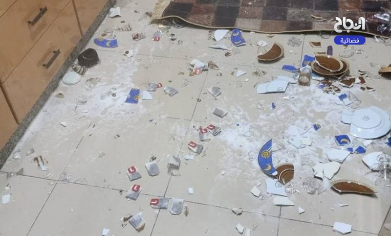 آثار التخريب في منزل مدير بلدية العيزرية عطا ياسين جبر، ومنازل شقيقيه ووالدته، عقب اقتحامها من قوات الاحتلال فجر اليوم، والاعتداء عليه بالضرب.