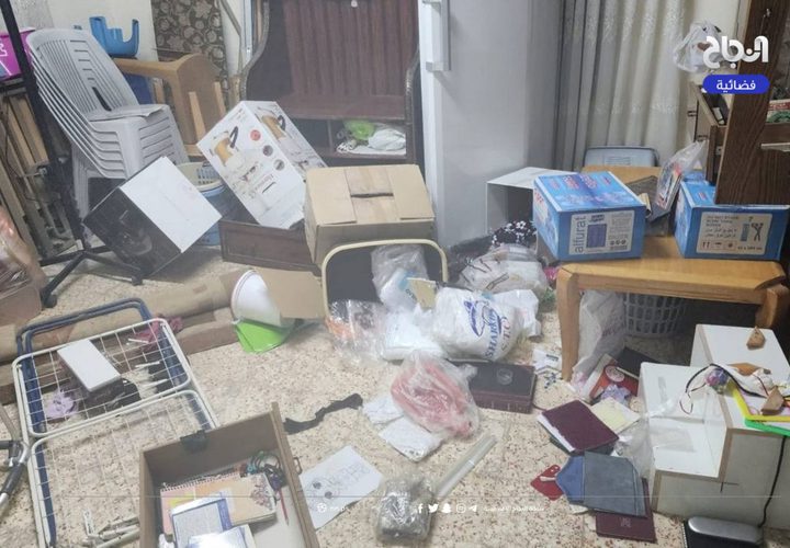 آثار التخريب في منزل مدير بلدية العيزرية عطا ياسين جبر، ومنازل شقيقيه ووالدته، عقب اقتحامها من قوات الاحتلال فجر اليوم، والاعتداء عليه بالضرب.