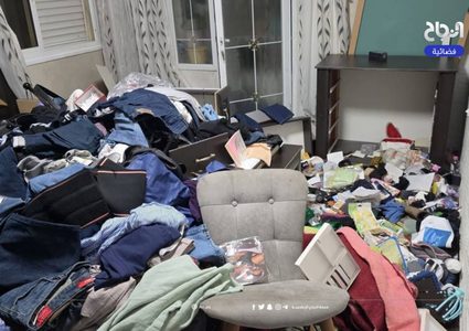 آثار التخريب في منزل مدير بلدية العيزرية عطا ياسين جبر، ومنازل شقيقيه ووالدته، عقب اقتحامها من قوات الاحتلال فجر اليوم، والاعتداء عليه بالضرب.