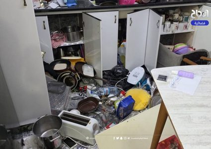 آثار التخريب في منزل مدير بلدية العيزرية عطا ياسين جبر، ومنازل شقيقيه ووالدته، عقب اقتحامها من قوات الاحتلال فجر اليوم، والاعتداء عليه بالضرب.