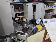 آثار التخريب في منزل مدير بلدية العيزرية عطا ياسين جبر، ومنازل شقيقيه ووالدته، عقب اقتحامها من قوات الاحتلال فجر اليوم، والاعتداء عليه بالضرب.