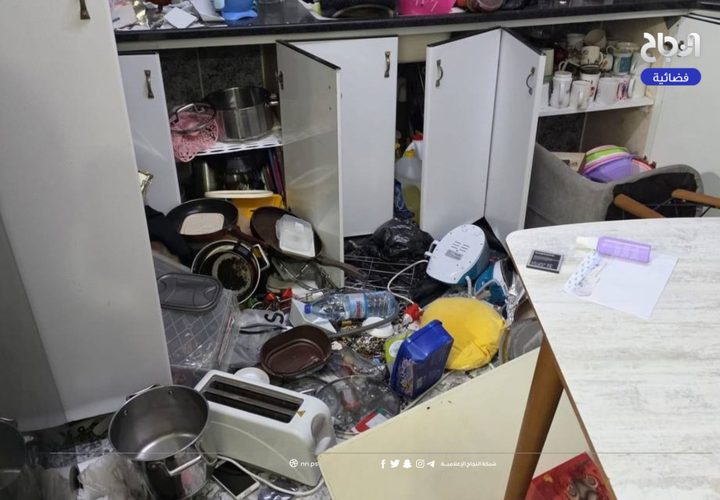 آثار التخريب في منزل مدير بلدية العيزرية عطا ياسين جبر، ومنازل شقيقيه ووالدته، عقب اقتحامها من قوات الاحتلال فجر اليوم، والاعتداء عليه بالضرب.