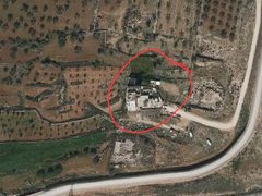 سلطات الاحتلال تُخطر بإخلاء بناية سكنية في قلنديا شمال القدس