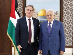 عباس يتسلّم أوراق تعيين القنصل الفرنسي العام في القدس