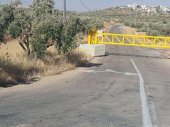 الاحتلال ينصب بوابة حديدية قرب سهل طوباس