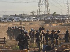 الاحتلال يبدأ هدم منازل عائلة أبو وادي في النقب ويهدد بتشريد مئات السكان