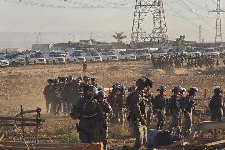 الاحتلال يبدأ هدم منازل عائلة أبو وادي في النقب ويهدد بتشريد مئات السكان