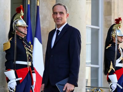 فرنسا.. جلوكسمان يفوز بترشيح يسار الوسط لانتخابات الرئاسة 2027