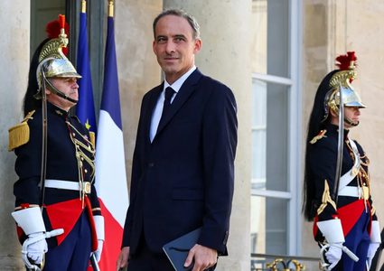 فرنسا.. جلوكسمان يفوز بترشيح يسار الوسط لانتخابات الرئاسة 2027