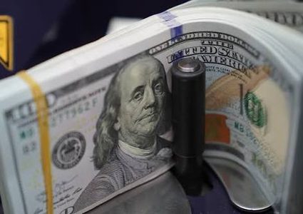 الدولار قرب أعلى مستوى في عام ونصف وسط تصاعد التوترات بالشرق الأوسط