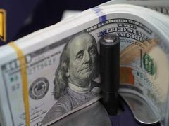 الدولار قرب أعلى مستوى في عام ونصف وسط تصاعد التوترات بالشرق الأوسط