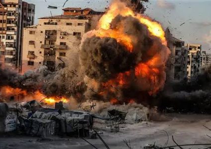 جنود في جيش الاحتلال يقرّون بتلقي أوامر بقصف مبانٍ مأهولة في غزة