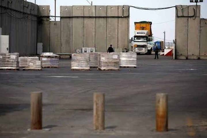 الاحتلال يعتقل ثلاثة سائقين داخل معبر كرم أبو سالم