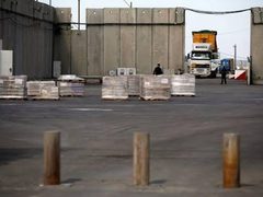 الاحتلال يعتقل ثلاثة سائقين داخل معبر كرم أبو سالم