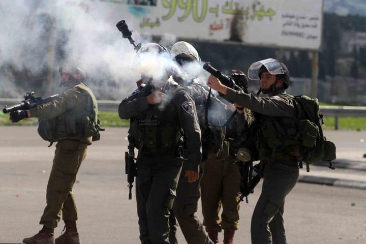 إصابة طفل بالرصاص الحي وعشرات المواطنين بالاختناق خلال اقتحام قوات الاحتلال