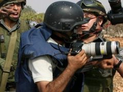 قوات الاحتلال تحتجز أربعة صحفيين وتمنعهم من التغطية شرق بلدة اذنا