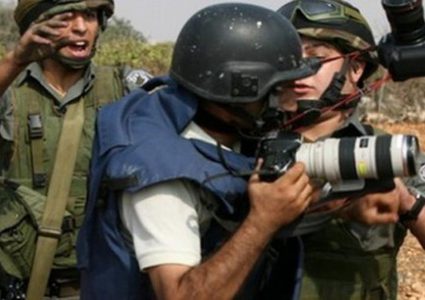 قوات الاحتلال تحتجز أربعة صحفيين وتمنعهم من التغطية شرق بلدة اذنا