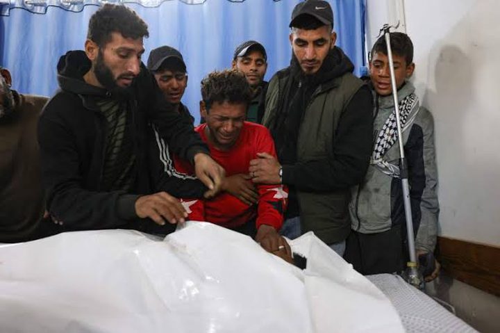 استشهاد طفل متأثرا بإصابته بقصف إسرائيلي وسط قطاع غزة