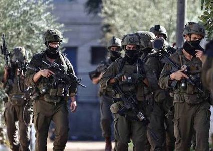 جيش الاحتلال يحتجز مواطنين ويجري تحقيقات ميدانية معهم في جنين