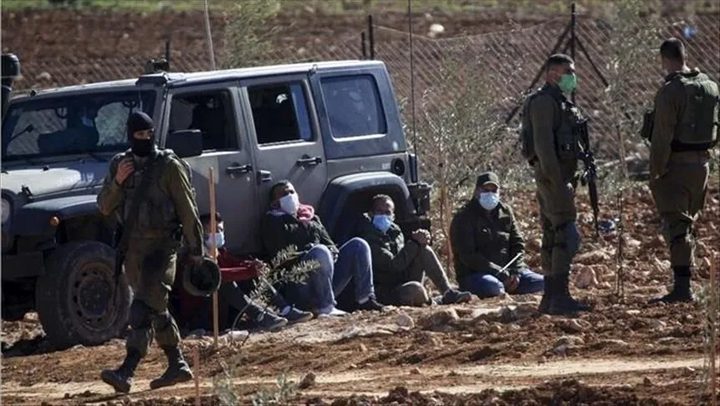 مستوطنون ينتحلون صفة جنود الاحتلال ويعتدون بوحشية على عائلة في تلفيت