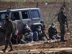 مستوطنون ينتحلون صفة جنود الاحتلال ويعتدون بوحشية على عائلة في تلفيت