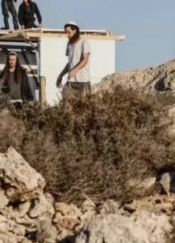 مستوطنون يقطعون الطريق على طواقم طبية ويتلفون محاصيل زراعية في الخليل