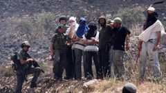 مسنوطنون يهاجمون مركبات المواطنين شمال غرب رام الله