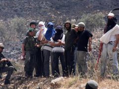 مسنوطنون يهاجمون مركبات المواطنين شمال غرب رام الله